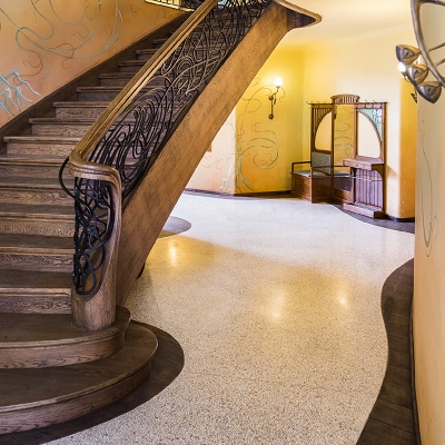 heller Terrazzo mit Holztreppe Berlin Foyers