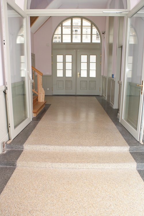 heller Terrazzo mit grauem Fries und Stufen