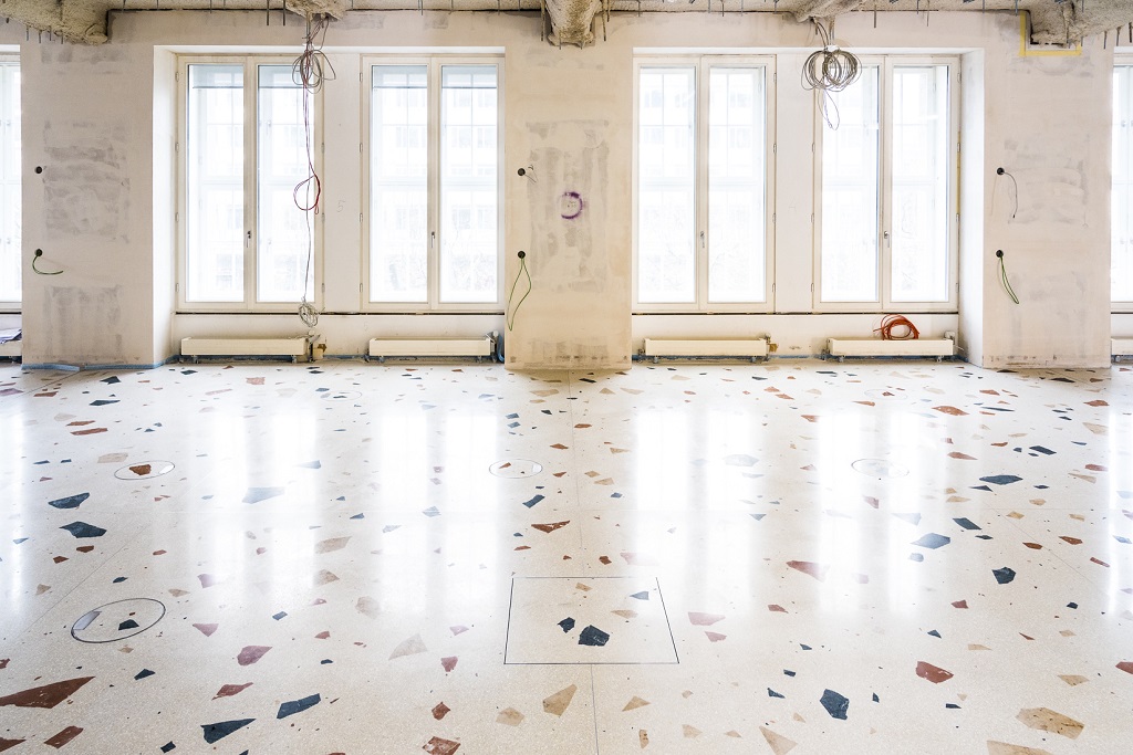 weisser Terrazzo bunte Natursteineinleger große Fenster