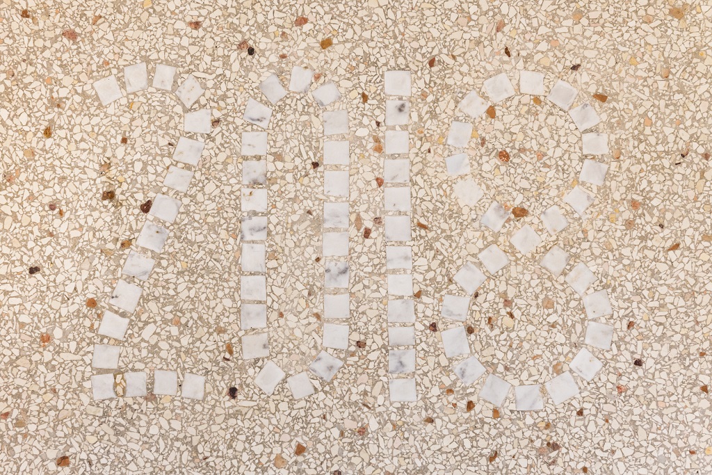 Mosaik Jahreszahl in hellem Terrazzo
