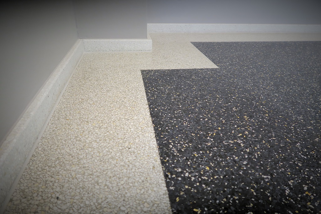 Eckdetail dunkler Terrazzo mit hellem Fries