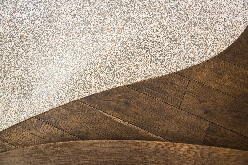 Bodendetail heller Terrazzo mit Parkett