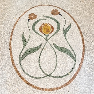 Blumenornament in hellem Terrazzo