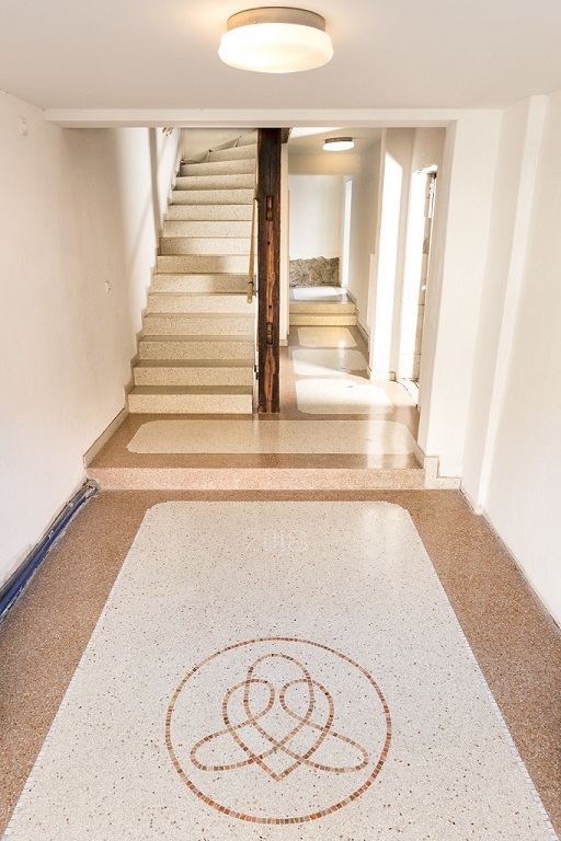 Heller Terrazzo mit Fries und Ornament im Eingansbereich