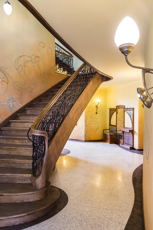 Foyer Jugendstil heller Terrazzo Holztreppe