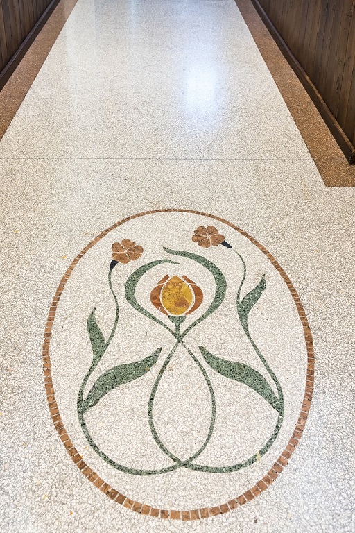 Blumenornament in hellem Terrazzo