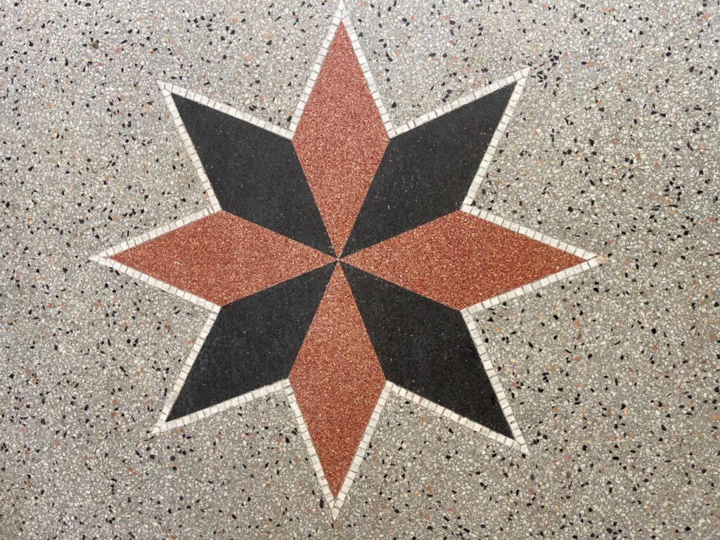 Rot schwarzer Stern auf Terrazzo