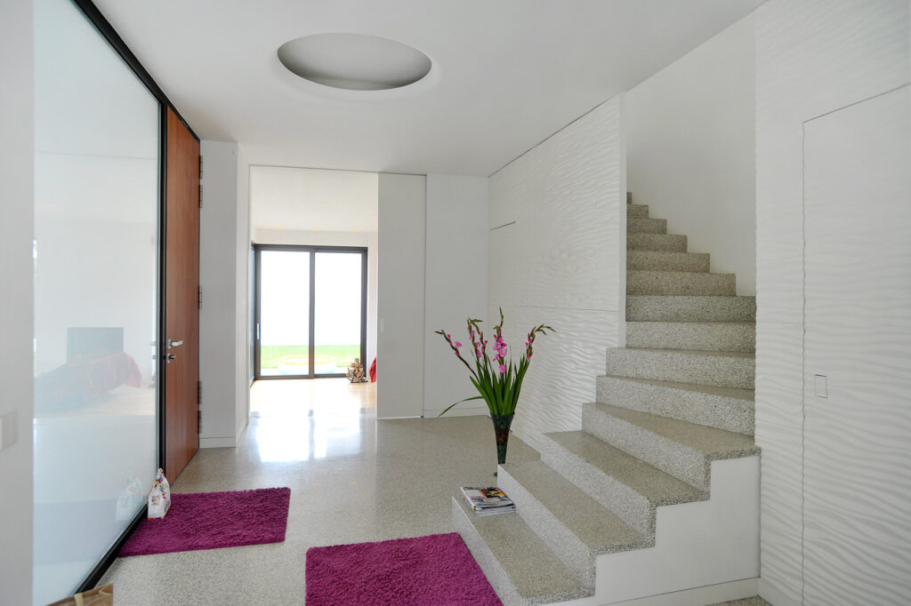 Eingangsbereich Wohnhaus mit weissem Terrazzo und Treppe aus Terrazzo