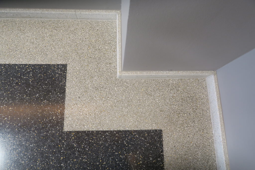 Eckdetail Dunkler Terrazzo mit hellem Fries