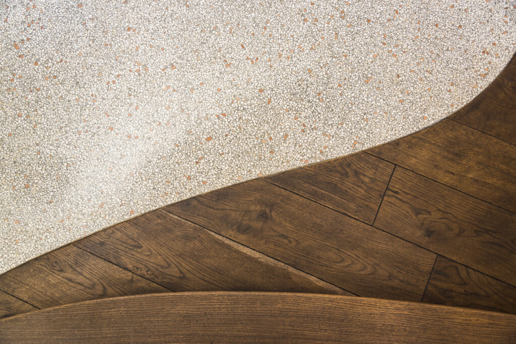 heller Terrazzo und Teilbereich aus Holz