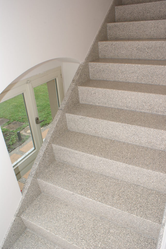 Treppe mit hellem Betonwerkstein