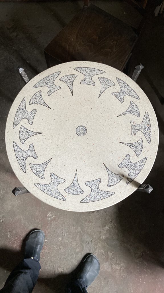 kunstvoll ausgeführte Tischplatte aus Terrazzo