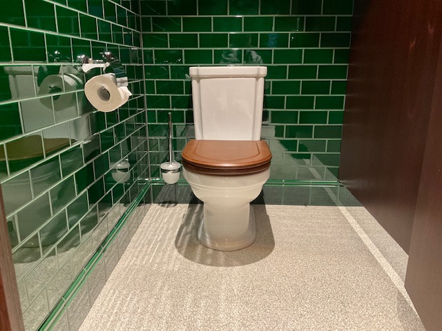 Toilette heller Terrazzo mit grünen Wänden