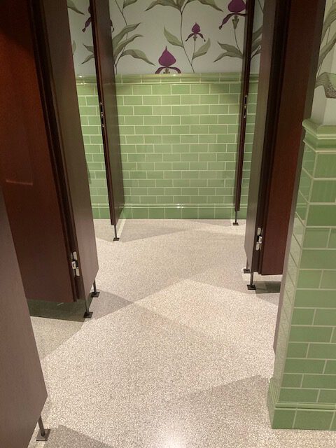 WC Bereich heller Terrazzo mit grünen Wänden