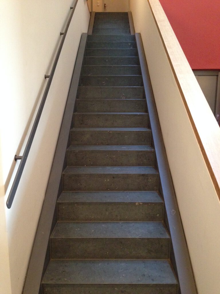 Treppe aus schwarzem Terrazzo mit Handlauf