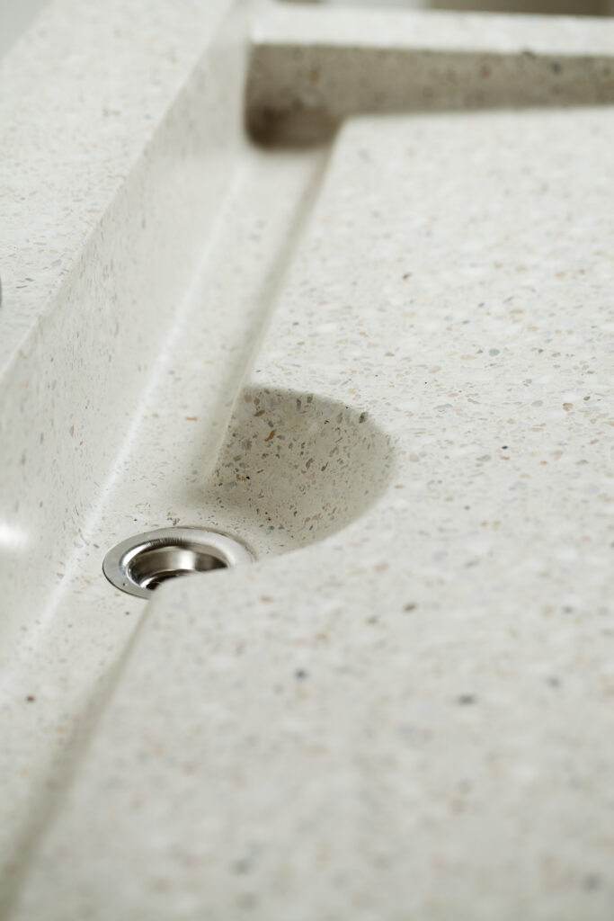 Abflussdetail weisser Waschtisch aus Terrazzo