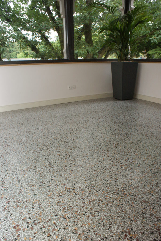 heller Terrazzo in einem Winterrgarten