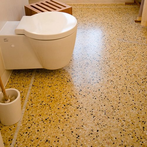 gelber Terrazzo mit WC