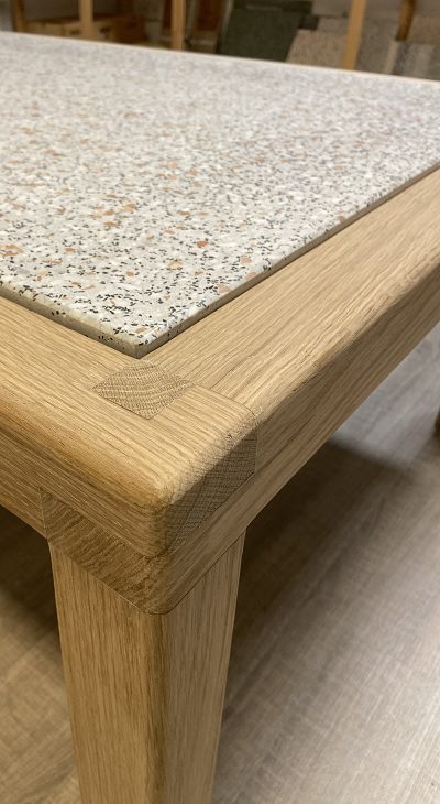 Terrazzo Berlin heller Tisch mit Holzgestell